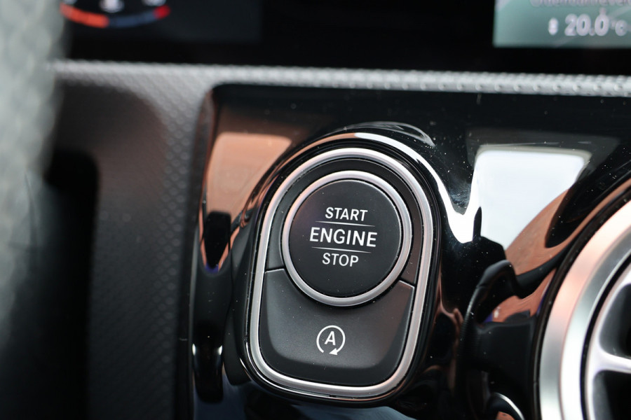 Mercedes-Benz A-Klasse A 180 d AMG pakket | Panorama dak | Burmester | Widescreen | Apple Carplay | Sfeerverlichting | Stoelverwarming | Alcantara | 360 PDC | Volledig onderhouden | Nieuwe Distributieriem