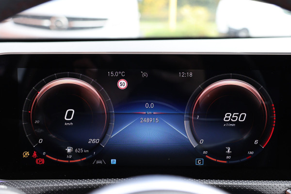 Mercedes-Benz A-Klasse A 180 d AMG pakket | Panorama dak | Burmester | Widescreen | Apple Carplay | Sfeerverlichting | Stoelverwarming | Alcantara | 360 PDC | Volledig onderhouden | Nieuwe Distributieriem