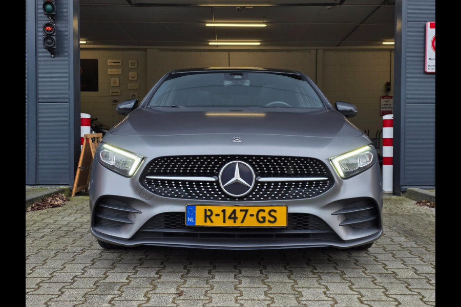 Mercedes-Benz A-Klasse 220 Premium Plus | MAT GRIJS / PANO / MEMORY / KEYLESS / BURMESTER / MASSAGE / DIAMOND GRILLE / 19 INCH !