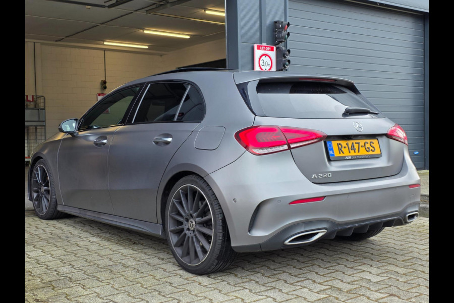 Mercedes-Benz A-Klasse 220 Premium Plus | MAT GRIJS / PANO / MEMORY / KEYLESS / BURMESTER / MASSAGE / DIAMOND GRILLE / 19 INCH !