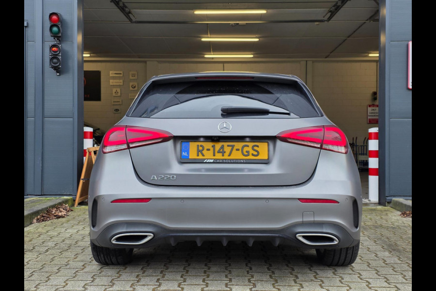 Mercedes-Benz A-Klasse 220 Premium Plus | MAT GRIJS / PANO / MEMORY / KEYLESS / BURMESTER / MASSAGE / DIAMOND GRILLE / 19 INCH !