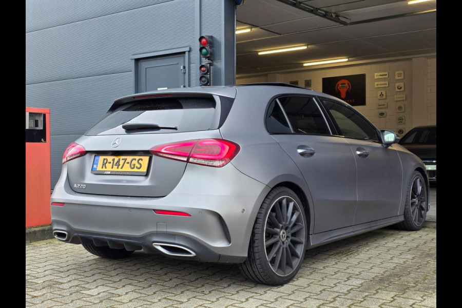 Mercedes-Benz A-Klasse 220 Premium Plus | MAT GRIJS / PANO / MEMORY / KEYLESS / BURMESTER / MASSAGE / DIAMOND GRILLE / 19 INCH !