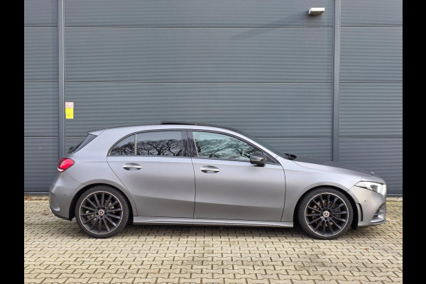 Mercedes-Benz A-Klasse 220 Premium Plus | MAT GRIJS / PANO / MEMORY / KEYLESS / BURMESTER / MASSAGE / DIAMOND GRILLE / 19 INCH !