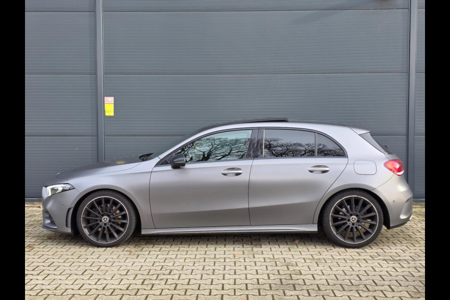 Mercedes-Benz A-Klasse 220 Premium Plus | MAT GRIJS / PANO / MEMORY / KEYLESS / BURMESTER / MASSAGE / DIAMOND GRILLE / 19 INCH !