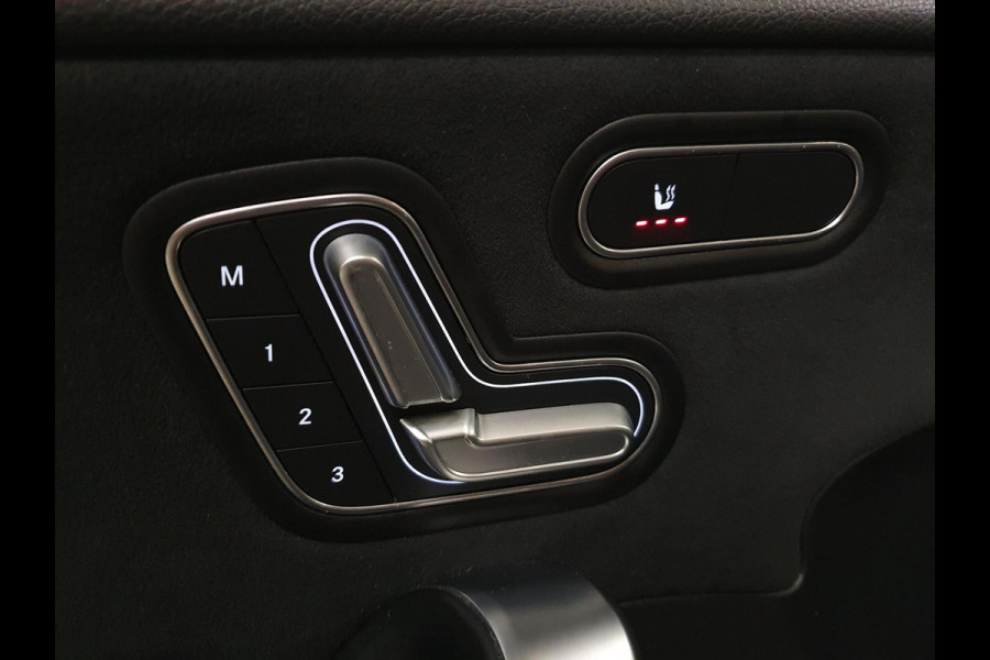 Mercedes-Benz A-Klasse 220 Premium Plus | MAT GRIJS / PANO / MEMORY / KEYLESS / BURMESTER / MASSAGE / DIAMOND GRILLE / 19 INCH !