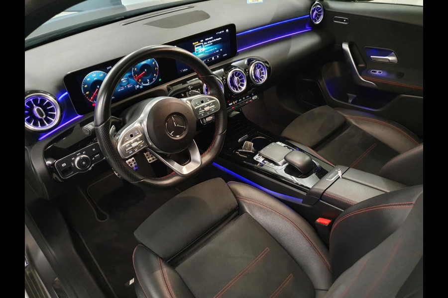 Mercedes-Benz A-Klasse 220 Premium Plus | MAT GRIJS / PANO / MEMORY / KEYLESS / BURMESTER / MASSAGE / DIAMOND GRILLE / 19 INCH !