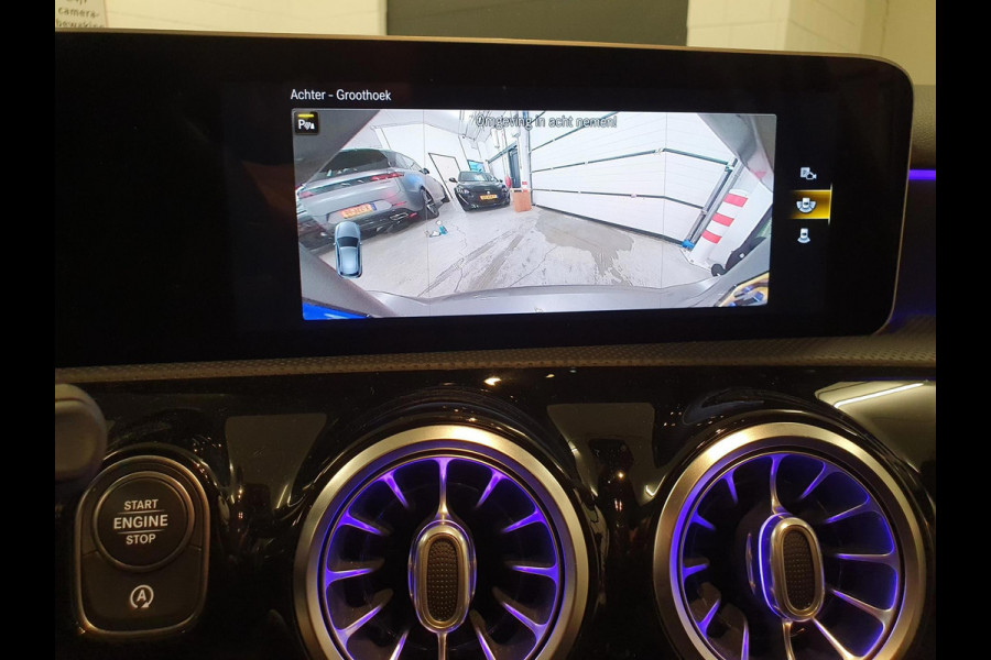 Mercedes-Benz A-Klasse 220 Premium Plus | MAT GRIJS / PANO / MEMORY / KEYLESS / BURMESTER / MASSAGE / DIAMOND GRILLE / 19 INCH !