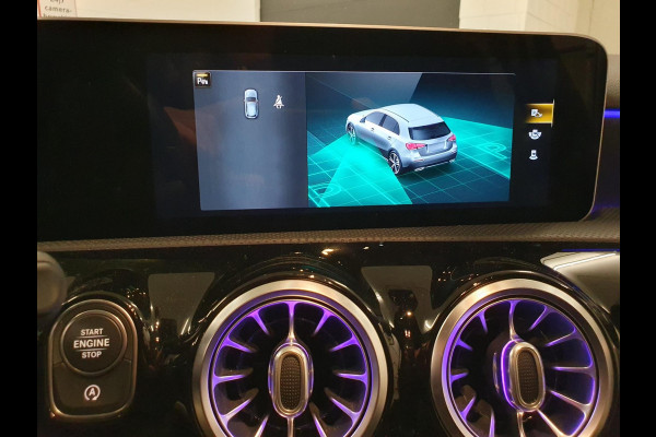 Mercedes-Benz A-Klasse 220 Premium Plus | MAT GRIJS / PANO / MEMORY / KEYLESS / BURMESTER / MASSAGE / DIAMOND GRILLE / 19 INCH !