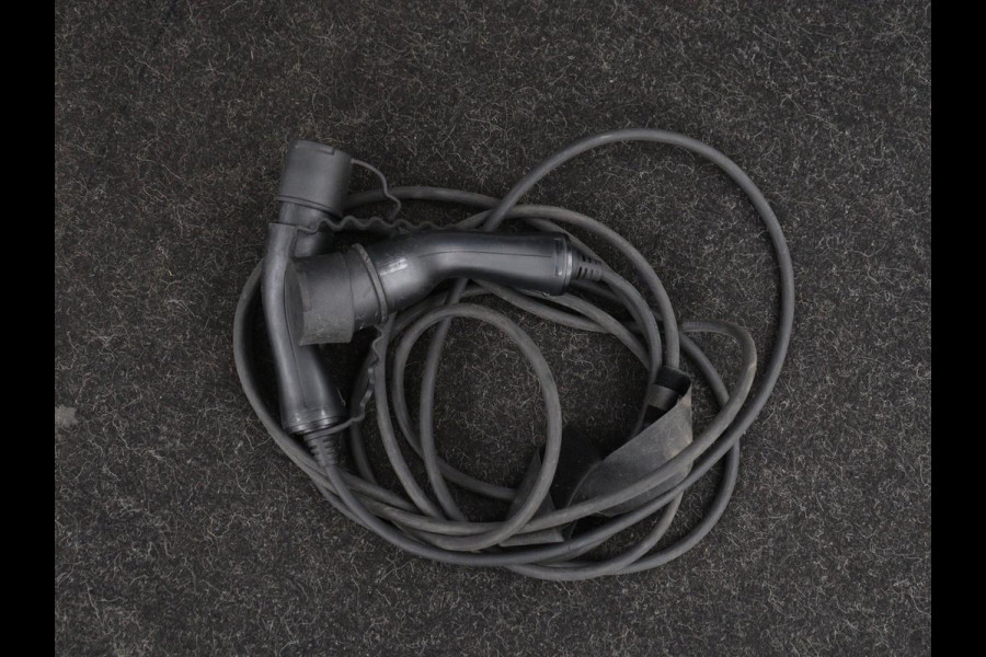 Volvo XC60 2.0 T6 Plug-in hybrid AWD R-Design | Panoramadak | Trekhaak| Stoelverwarming | Camera | Adaptive cruise | Half leder | Carplay | Memory | Navigatie | Keyless | Facelift Model | PHEV