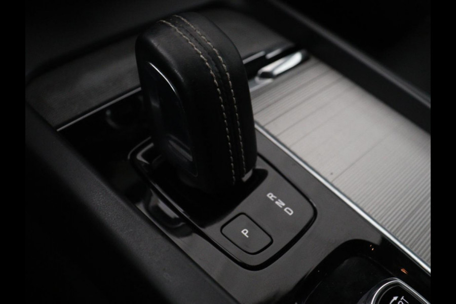 Volvo XC60 2.0 T6 Plug-in hybrid AWD R-Design | Panoramadak | Trekhaak| Stoelverwarming | Camera | Adaptive cruise | Half leder | Carplay | Memory | Navigatie | Keyless | Facelift Model | PHEV