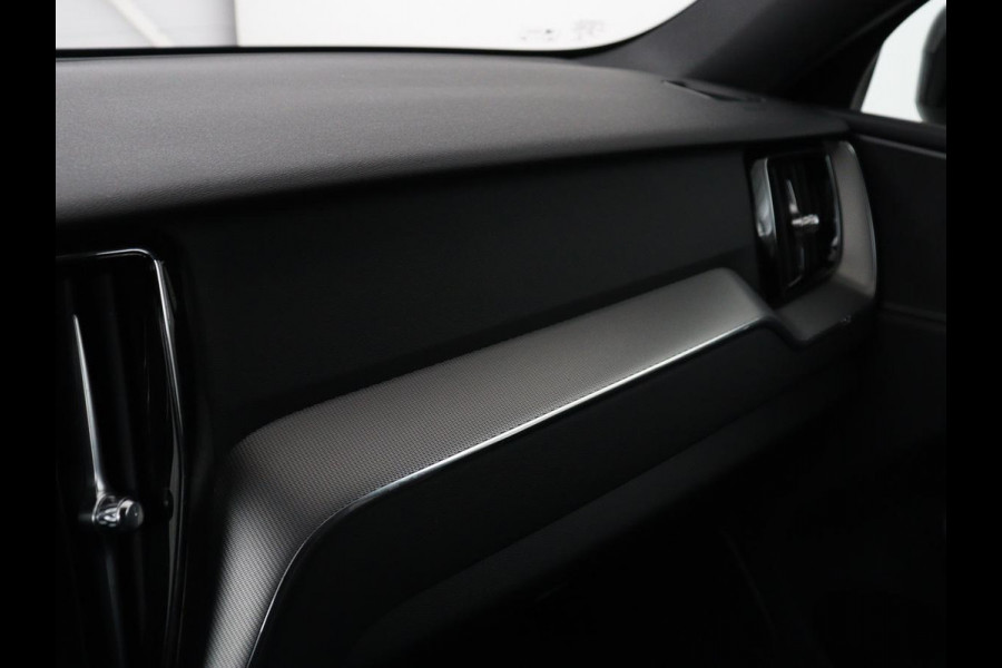 Volvo XC60 2.0 T6 Plug-in hybrid AWD R-Design | Panoramadak | Trekhaak| Stoelverwarming | Camera | Adaptive cruise | Half leder | Carplay | Memory | Navigatie | Keyless | Facelift Model | PHEV