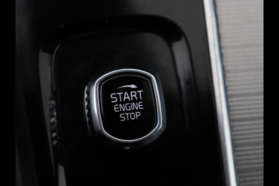 Volvo XC60 2.0 T6 Plug-in hybrid AWD R-Design | Panoramadak | Trekhaak| Stoelverwarming | Camera | Adaptive cruise | Half leder | Carplay | Memory | Navigatie | Keyless | Facelift Model | PHEV