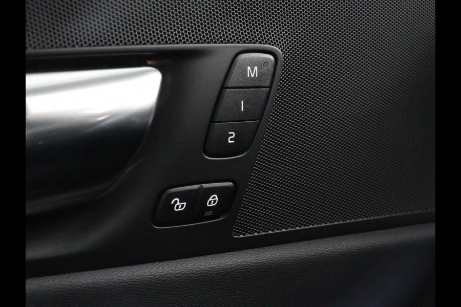 Volvo XC60 2.0 T6 Plug-in hybrid AWD R-Design | Panoramadak | Trekhaak| Stoelverwarming | Camera | Adaptive cruise | Half leder | Carplay | Memory | Navigatie | Keyless | Facelift Model | PHEV