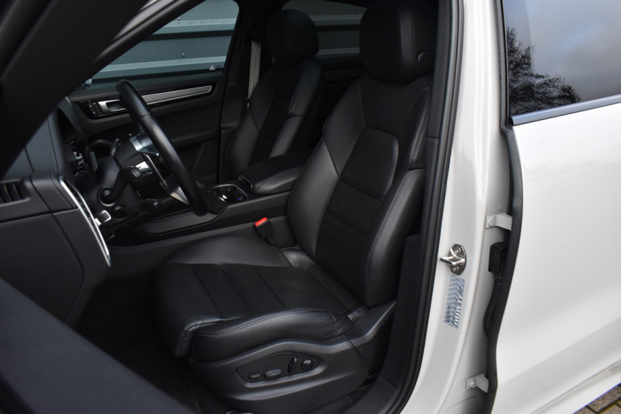 Porsche Cayenne Coupé 3.0 E-Hybrid 462pk Platinum Edition Techart *Krijt* | Pano | 22'' Wielen | Trekhaak | Massage | Stoelventilatie | Bose | Head-Up | Luchtvering |