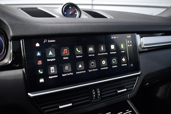 Porsche Cayenne Coupé 3.0 E-Hybrid 462pk Platinum Edition Techart *Krijt* | Pano | 22'' Wielen | Trekhaak | Massage | Stoelventilatie | Bose | Head-Up | Luchtvering |