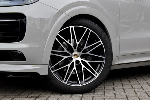 Porsche Cayenne Coupé 3.0 E-Hybrid 462pk Platinum Edition Techart *Krijt* | Pano | 22'' Wielen | Trekhaak | Massage | Stoelventilatie | Bose | Head-Up | Luchtvering |