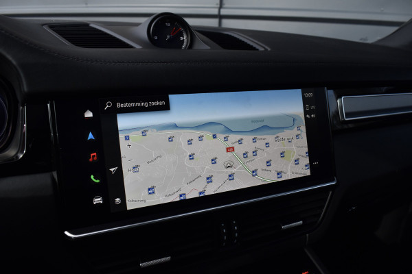 Porsche Cayenne Coupé 3.0 E-Hybrid 462pk Platinum Edition Techart *Krijt* | Pano | 22'' Wielen | Trekhaak | Massage | Stoelventilatie | Bose | Head-Up | Luchtvering |