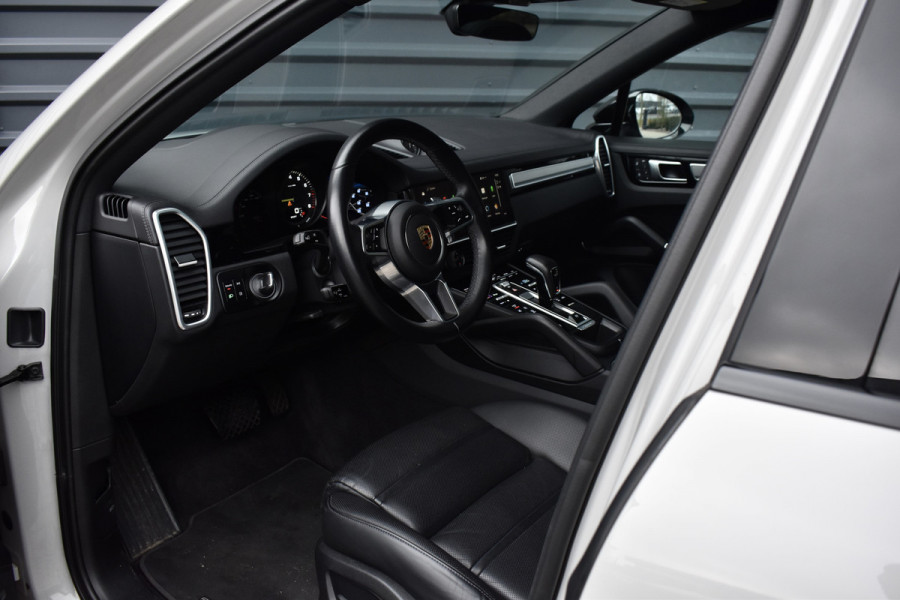 Porsche Cayenne Coupé 3.0 E-Hybrid 462pk Platinum Edition Techart *Krijt* | Pano | 22'' Wielen | Trekhaak | Massage | Stoelventilatie | Bose | Head-Up | Luchtvering |