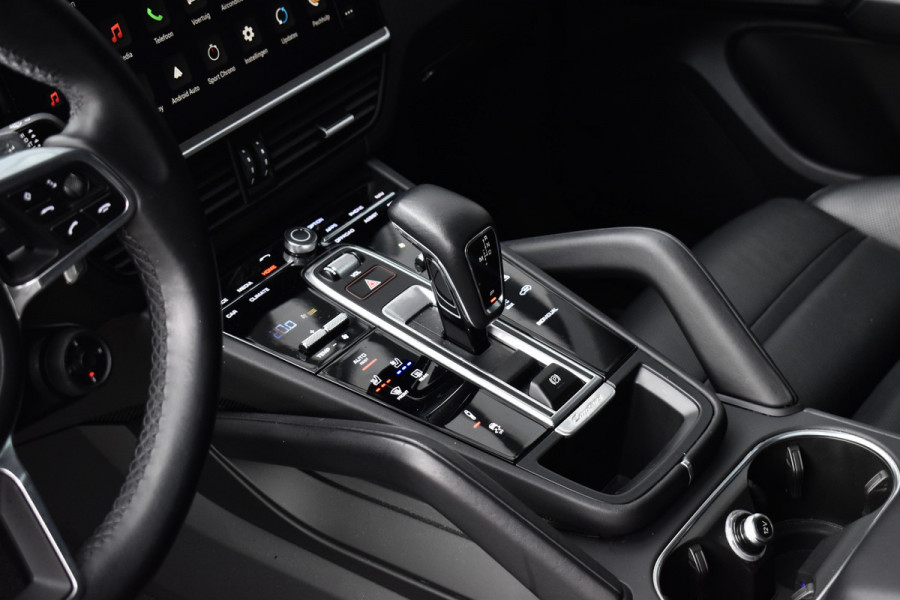 Porsche Cayenne Coupé 3.0 E-Hybrid 462pk Platinum Edition Techart *Krijt* | Pano | 22'' Wielen | Trekhaak | Massage | Stoelventilatie | Bose | Head-Up | Luchtvering |