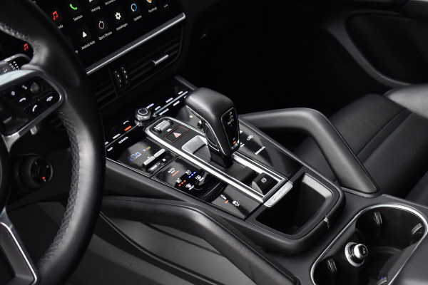 Porsche Cayenne Coupé 3.0 E-Hybrid 462pk Platinum Edition Techart *Krijt* | Pano | 22'' Wielen | Trekhaak | Massage | Stoelventilatie | Bose | Head-Up | Luchtvering |