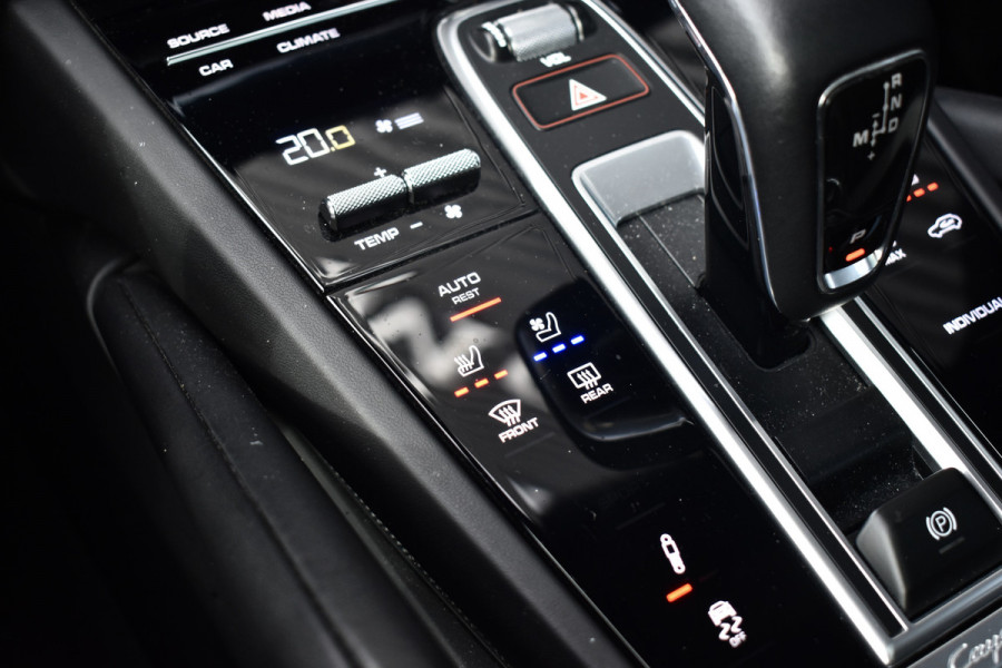 Porsche Cayenne Coupé 3.0 E-Hybrid 462pk Platinum Edition Techart *Krijt* | Pano | 22'' Wielen | Trekhaak | Massage | Stoelventilatie | Bose | Head-Up | Luchtvering |