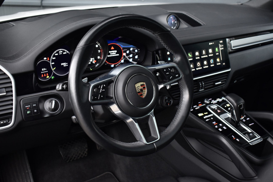 Porsche Cayenne Coupé 3.0 E-Hybrid 462pk Platinum Edition Techart *Krijt* | Pano | 22'' Wielen | Trekhaak | Massage | Stoelventilatie | Bose | Head-Up | Luchtvering |
