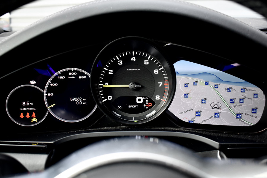 Porsche Cayenne Coupé 3.0 E-Hybrid 462pk Platinum Edition Techart *Krijt* | Pano | 22'' Wielen | Trekhaak | Massage | Stoelventilatie | Bose | Head-Up | Luchtvering |