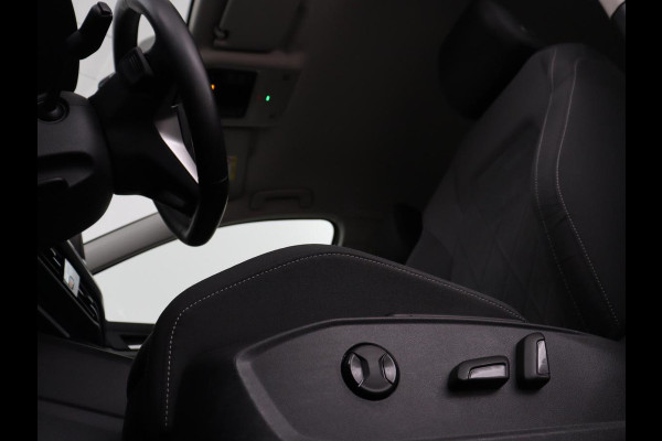 Volkswagen Golf 1.4 eHybrid Style | Head-Up | Stoelverwarming | Trekhaak | Sfeerverlichting | Massage | Camera | Keyless | Matrix LED | Carplay | Adaptive cruise | Memory | Climate control | PHEV | Plug In