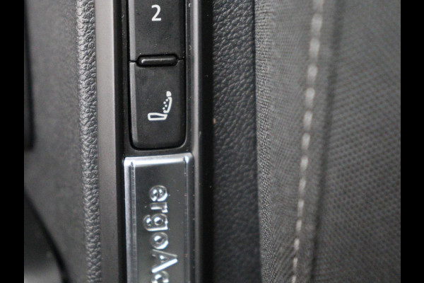 Volkswagen Golf 1.4 eHybrid Style | Head-Up | Stoelverwarming | Trekhaak | Sfeerverlichting | Massage | Camera | Keyless | Matrix LED | Carplay | Adaptive cruise | Memory | Climate control | PHEV | Plug In