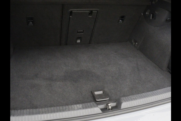 Volkswagen Golf 1.4 eHybrid Style | Head-Up | Stoelverwarming | Trekhaak | Sfeerverlichting | Massage | Camera | Keyless | Matrix LED | Carplay | Adaptive cruise | Memory | Climate control | PHEV | Plug In