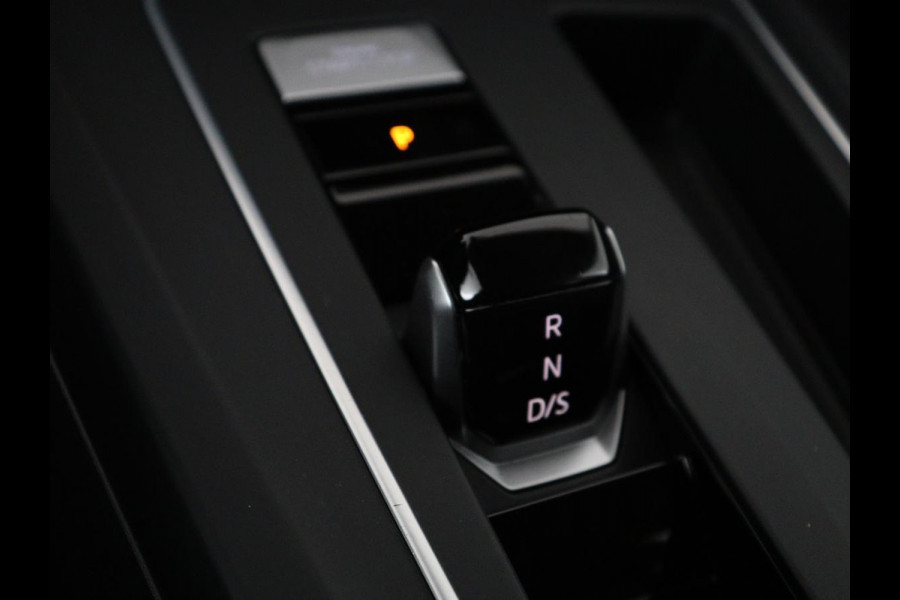 Volkswagen Golf 1.4 eHybrid Style | Head-Up | Stoelverwarming | Trekhaak | Sfeerverlichting | Massage | Camera | Keyless | Matrix LED | Carplay | Adaptive cruise | Memory | Climate control | PHEV | Plug In