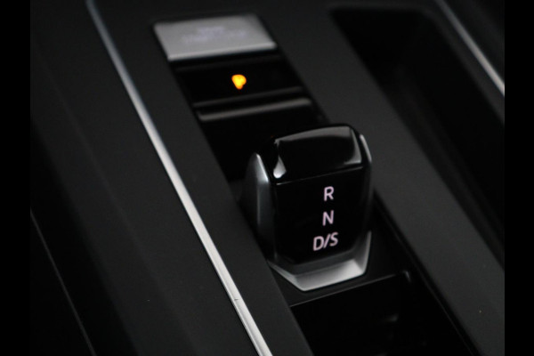 Volkswagen Golf 1.4 eHybrid Style | Head-Up | Stoelverwarming | Trekhaak | Sfeerverlichting | Massage | Camera | Keyless | Matrix LED | Carplay | Adaptive cruise | Memory | Climate control | PHEV | Plug In