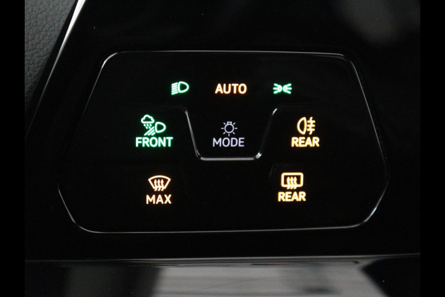 Volkswagen Golf 1.4 eHybrid Style | Head-Up | Stoelverwarming | Trekhaak | Sfeerverlichting | Massage | Camera | Keyless | Matrix LED | Carplay | Adaptive cruise | Memory | Climate control | PHEV | Plug In