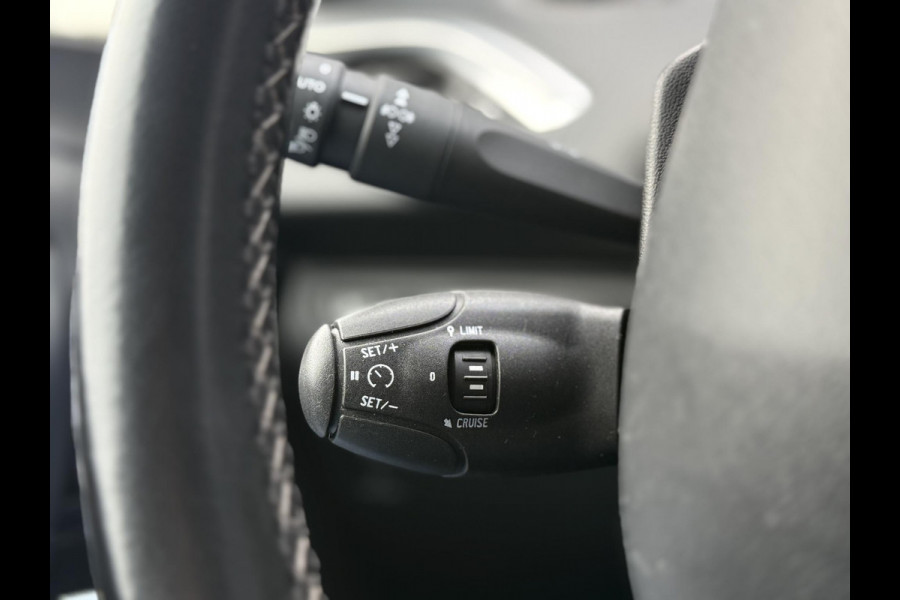 Peugeot 2008 1.2 PureTech Blue Lion 2e Eigenaar|Navi|Trekhaak|D-riem v.v. in 2022|ClimaCruise|PDC|Stoelverwarming|Carplay|APK tot 05-2027