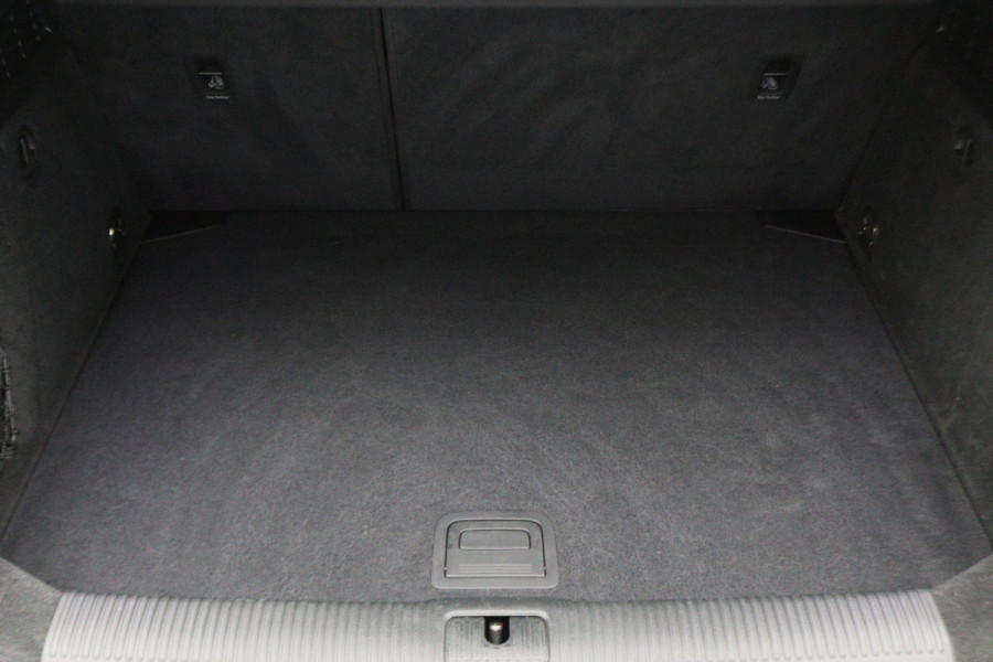 Audi A3 Sportback 35 TFSI CoD Advance Sport Leder/Stof, Stoelverwarming, Apple Carplay, Camera, Trekhaak, LED, 18''