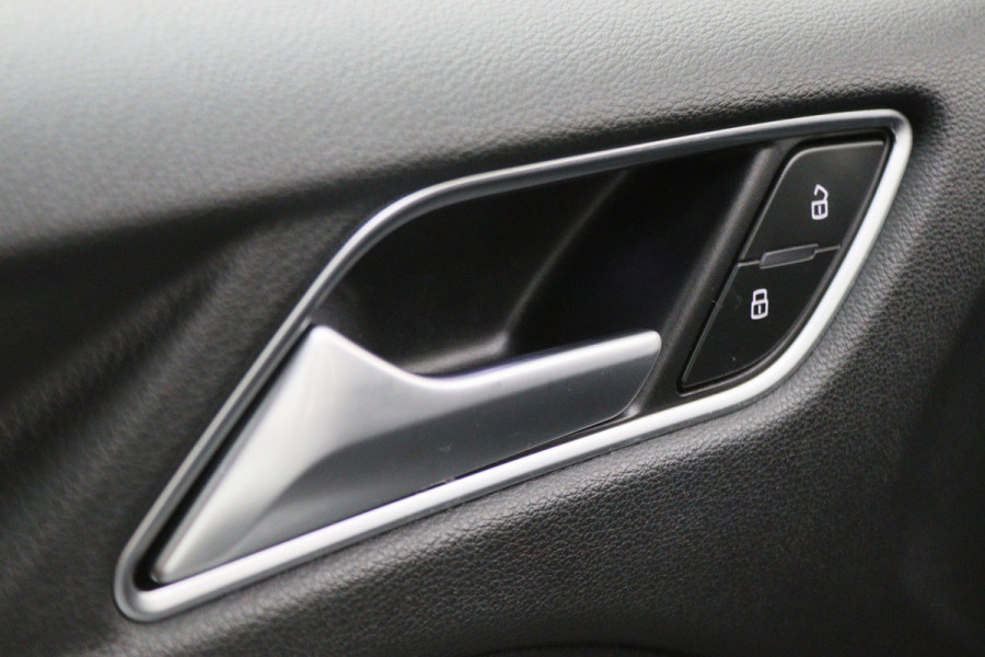 Audi A3 Sportback 35 TFSI CoD Advance Sport Leder/Stof, Stoelverwarming, Apple Carplay, Camera, Trekhaak, LED, 18''