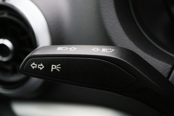 Audi A3 Sportback 35 TFSI CoD Advance Sport Leder/Stof, Stoelverwarming, Apple Carplay, Camera, Trekhaak, LED, 18''