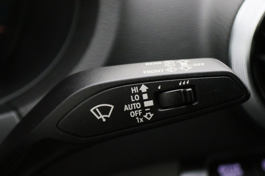 Audi A3 Sportback 35 TFSI CoD Advance Sport Leder/Stof, Stoelverwarming, Apple Carplay, Camera, Trekhaak, LED, 18''