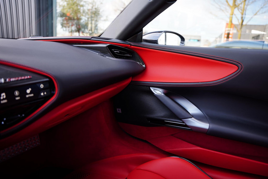 Ferrari SF90 Stradale 4.0 V8 / Carbon Interieur + Exterieur / Lifting