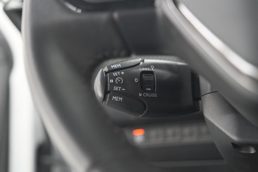 Peugeot 208 PureTech 100 Allure | Apple Carplay | Parkeersensoren