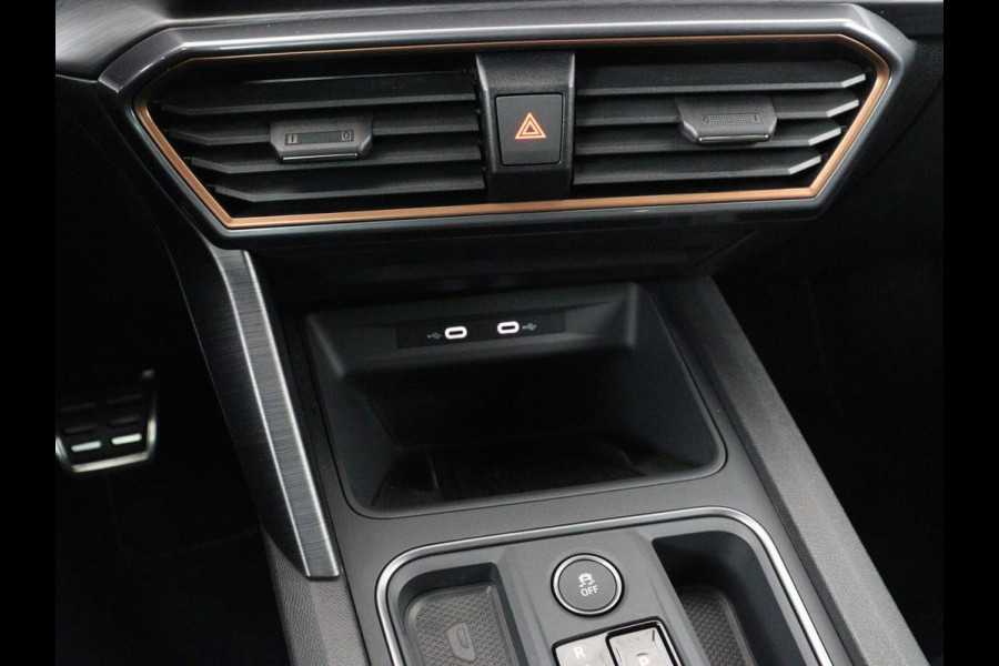 CUPRA Leon 1.4 eHybrid VZ | 245pk | Panoramadak | Stoelverwarming | Adaptive cruise | Camera | Carplay | Keyless | Sfeerverlichting | Navigatie | Sportstoelen | PHEV | Plug In