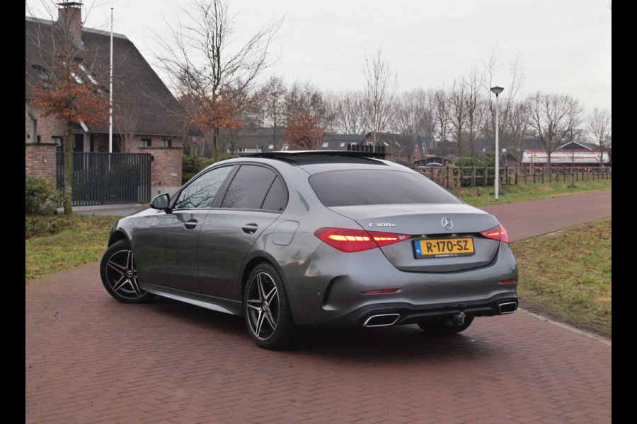 Mercedes-Benz C-Klasse 300 e AMG Line | Panoramadak | Trekhaak | Camera | Sfeerverlichting | Burmester |