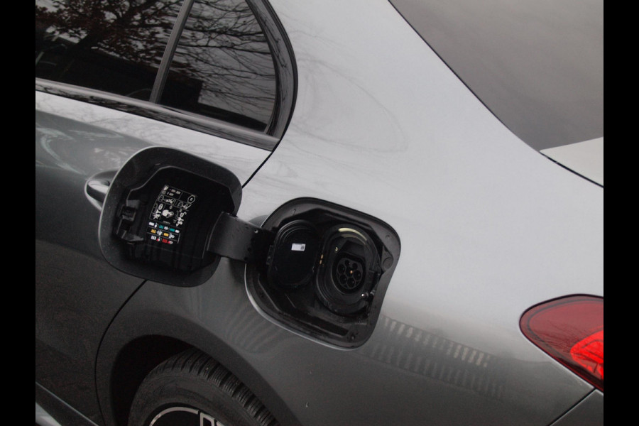 Mercedes-Benz C-Klasse 300 e AMG Line | Panoramadak | Trekhaak | Camera | Sfeerverlichting | Burmester |