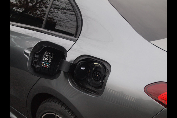 Mercedes-Benz C-Klasse 300 e AMG Line | Panoramadak | Trekhaak | Camera | Sfeerverlichting | Burmester |