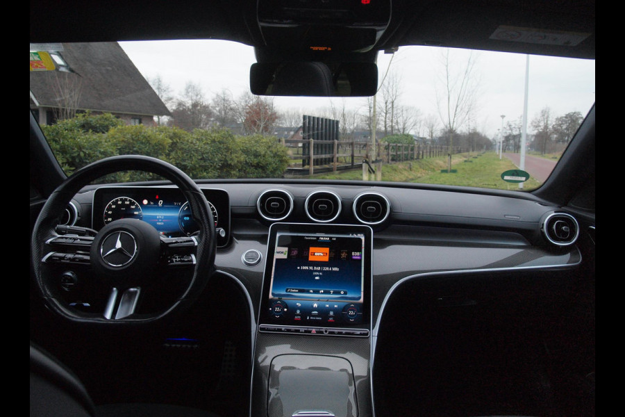 Mercedes-Benz C-Klasse 300 e AMG Line | Panoramadak | Trekhaak | Camera | Sfeerverlichting | Burmester |