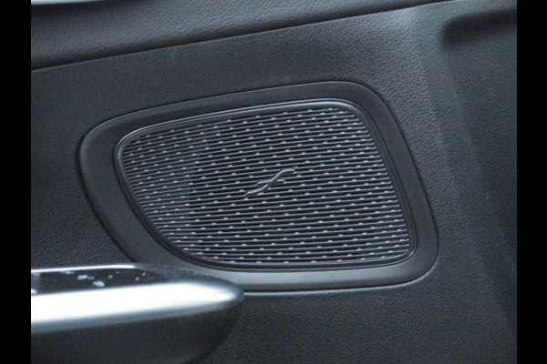 Mercedes-Benz C-Klasse 300 e AMG Line | Panoramadak | Trekhaak | Camera | Sfeerverlichting | Burmester |