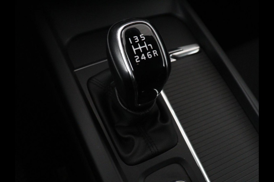 Volvo V60 2.0 D3 Momentum Pro | Trekhaak | Half leder | Carplay | Navigatie | Full LED | Cruise control | Parkeerhulp | Bluetooth