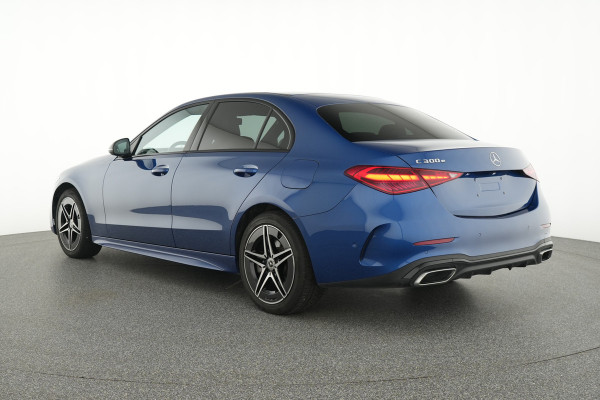 Mercedes-Benz C-Klasse 300 e AMG Plug-In Hybride Trekhaak | AMG LIne | Night Pakket | Memory Voorstoelen | Ledkoplampen | Inclusief 24 maanden Mercedes-Benz Certified garantie voor Europa.