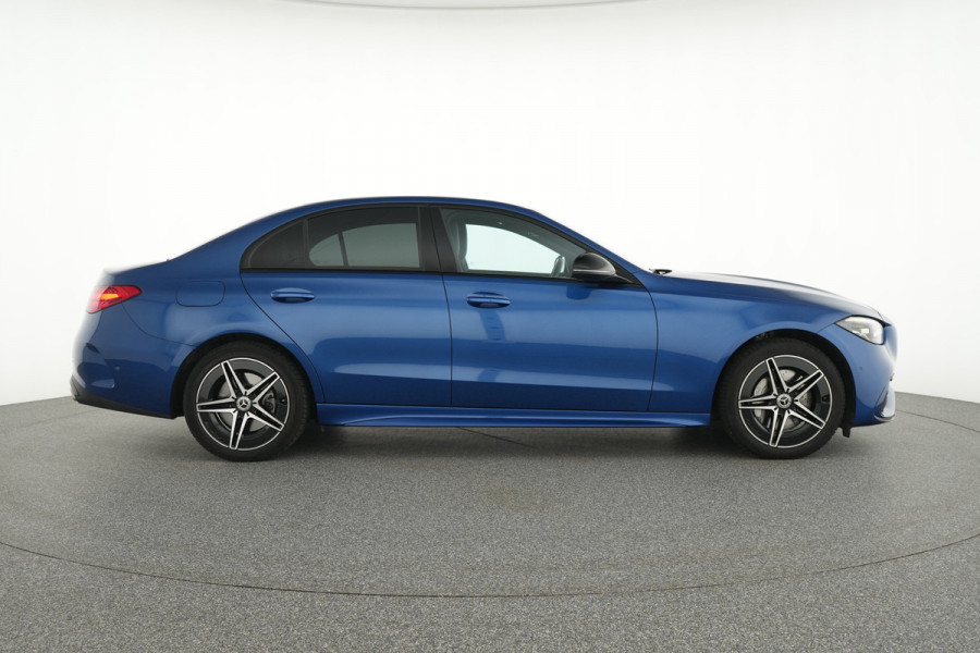 Mercedes-Benz C-Klasse 300 e AMG Plug-In Hybride Trekhaak | AMG LIne | Night Pakket | Memory Voorstoelen | Ledkoplampen | Inclusief 24 maanden Mercedes-Benz Certified garantie voor Europa.