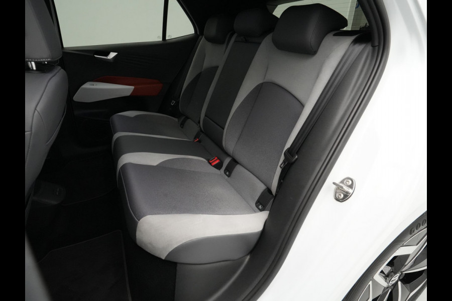 Volkswagen ID.3 First Plus 58 kWh 204pk Trekhaak Navigatie Camera Stoel/Stuurverwarming Acc